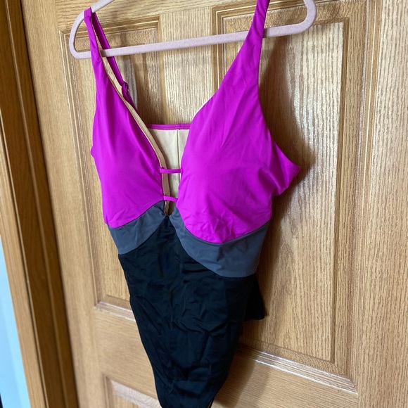 NWT Swimsuits For All Colorblock Vneck Plunge Cutout One Piece. Size 20. - Picture 3 of 4